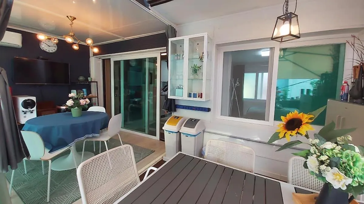 Party House Hongdae Villa Seoul 0*,
